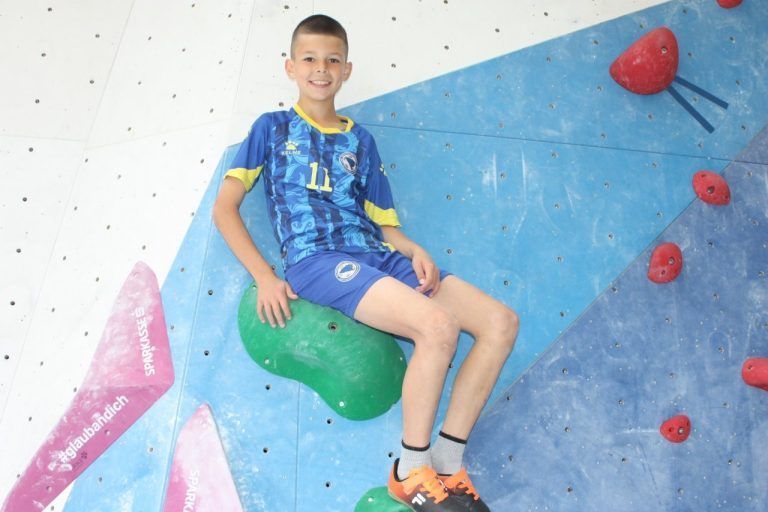 Klettern, Teamgeist und Ehrgeiz beim Volksschul-Bouldercup: Am Ende gab es auch ganz oben an der Kletterwand ein sympbolisches Siegerfoto.