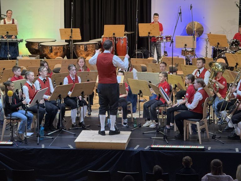 Klangerlebnis, das unter die Haut geht : Der Bucher Musikernachwuchs eröffnete das Frühjahrskonzert 2025