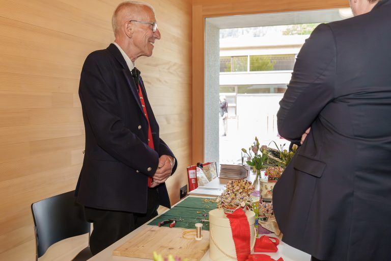 Montafoner Trachten als immaterielles Kulturerbe gefeiert: Hermann Bitschnau präsentierte die Herstellung der Schäppel, die von den Mädchen bis zur Hochzeit getragen werden.