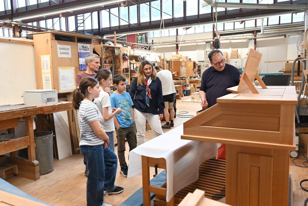 Orgelschüler besuchten Rieger-Werkstatt