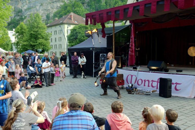 Feuer und Flamme: Gaukler und Akrobaten begeisterten mit ihren Shows Jung und Alt.