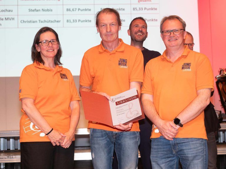 Blasorchesternachwuchs AmBach in Götzis : Stufensieger Michaela Schmid, Dirigent Stefan Nobis und Michael Schmid aus Lochau