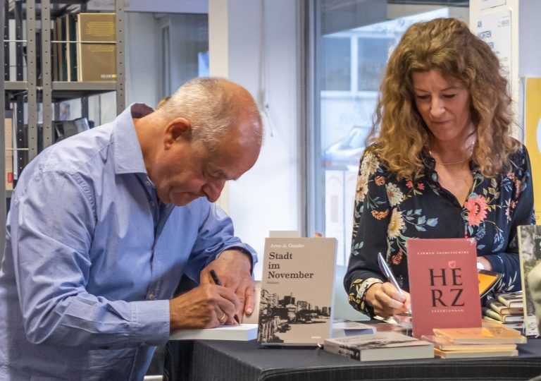 Ein Abend (fast) ganz im Zeichen der Selbstliebe in der Stadtbücherei Bregenz: Die Autorenfreunde Arno Gander und Carmen Franceschini signierten Bücher