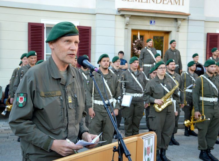 "Ich gelobe" aus 120 Kehlen: Michael Kerschat am Rednerpult, dahinter die Militärmusik