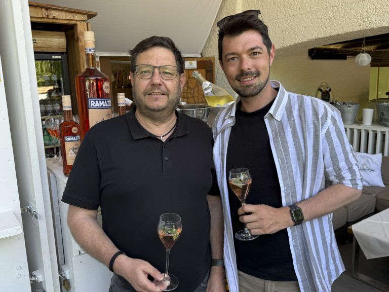 Heißer Sand und coole Drinks: Markus Walch (Schlumberger) und Michael Felder beim Apero