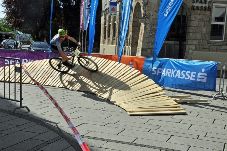 Marktplatz wurde zur Mountainbike-Strecke: Vor der Sparkasse galt es eine Steilkurve zu passieren.