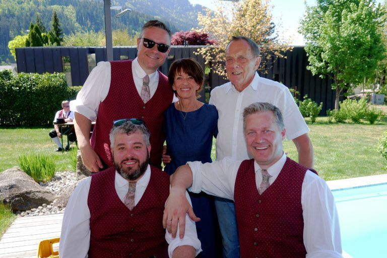 Erster Mai mit zünftiger Blasmusik dabei: Johannes Decker, Jürgen Blacha und Dominik Matt mit Heidi und Hubert Zerlauth.