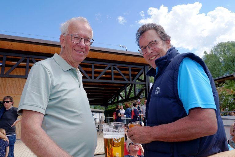 Saniertes Naturbad festlich eröffnet : Hubert Gstach und Andreas Vogel genossen das Bier auf dem einladenden neuen Vorplatz.