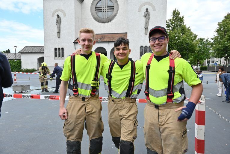 Beeindruckende Schauübung der Feuerwehr: Andreas, Alpay und Benjamin zeigten stolz, was sie bei der Feuerwehr alles lernen.