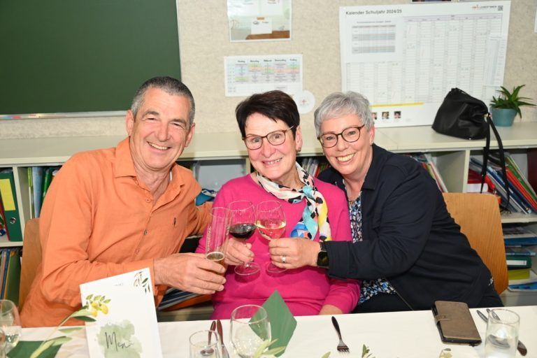 Lebendiger Ort des Lernens: Die ehemaligen Lehrer Wilfried Muther, Margit Thöny und Doris Bacher stoßen auf das Jubiläum an.