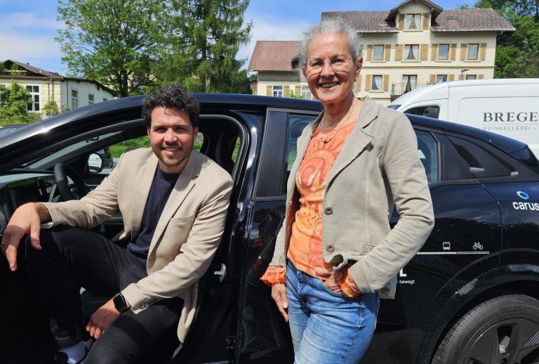 Eine clevere Alternative zum Privatauto: Bgm. Marc Meusburger und Rita Sutterlüty freuen sich über viele neue Nutzer.