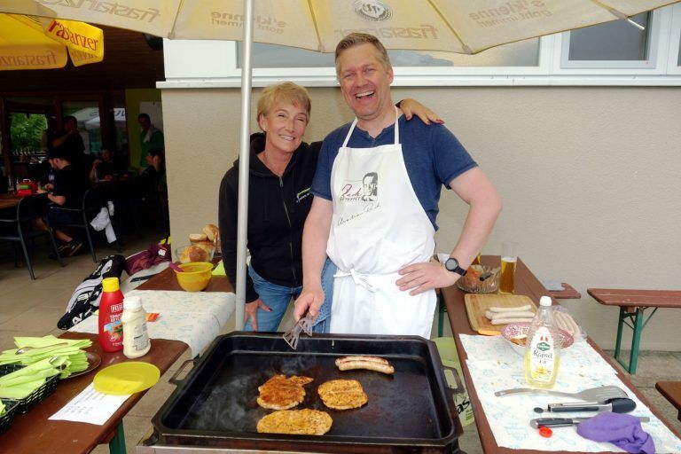 Modernes Flutlicht macht Freude: Christina Gort und Johannes Decker ließen am Grill nichts anbrennen.