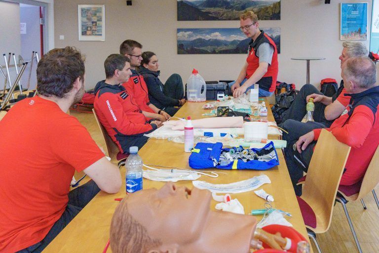 Medizinsches Personal der Bergrettung übte am Muttersberg: Auch der Umgang mit Medikamenten, Infusionen und Intubationsbesteck wurde intensiv geschult.