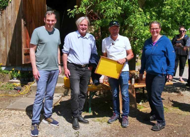 Bürgermeister Andreas Kresser (Hörbranz), Bürgermeister Frank Matt Lochau, Bienenzuchtvereinsobmann Bernhard Jochum und Melitta Sohm aus Lochau (ehem. Obfrau Umweltausschuß Lochau) vlnr