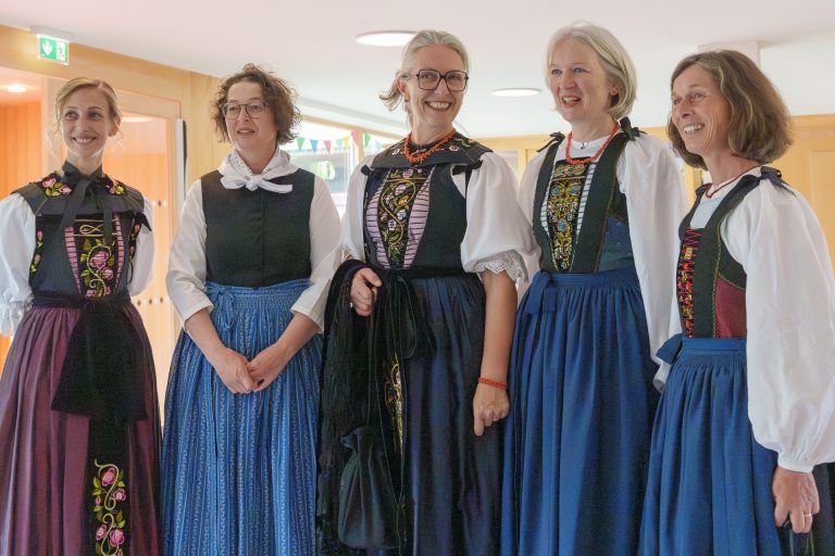 Montafoner Trachten als immaterielles Kulturerbe gefeiert: Die Gäste zeigten sich auch mit verschieden Montafoner Trachten - vom Werktagsdirndl über Tanzjuppe bis zur großen Festtracht.