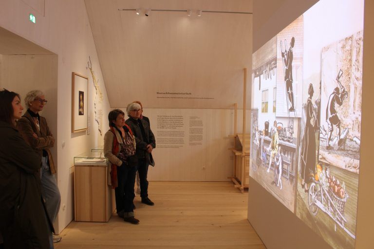 Von wegen Museen sind verstaubt . . .: Aus mehreren Gründen stand das Bezauer Museum im Mittelpunkt des Bregenzerwälder Museumstages – einer dieser Gründe war die eindrucksvolle Doku über die Bezauer Barockbaumeister.