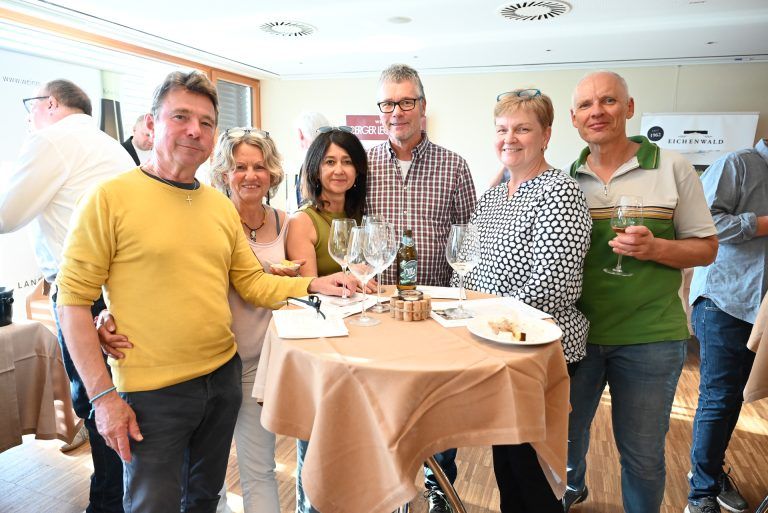 Weinverkostung zum 150-Jahr-Jubiläum: Diese Gruppe aus Höchst freute sich, bei dieser Veranstaltung dabei zu sein.