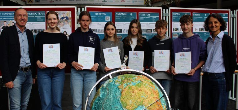 Bezauer Schule hamstert wieder Trophäen: Mit Dir. Mario Hammerer (li.) hat auch Veronika Nicklaser (re.) gut lachen: das von ihr betreute Team mit Lara Ritter, Claudia Metzler, Amélie Hohenegg, Mia Hubalek, Claudio Kaufmann und Jonas Meusburger (v. l.) hat sich mit dem zweiten Platz bei der MINT-Challenge in Wien hervorragend geschlagen. STP