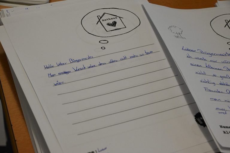 Ein Buch voller Kinderwünsche an die Politik: Die Kinder schrieben ihre Wünsche in Form eines Briefes nieder.