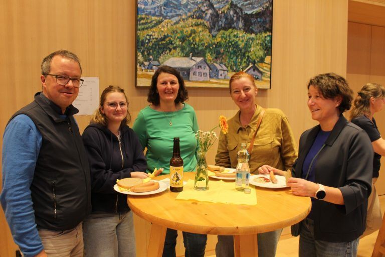 Verloren im Netz der Schwarzen Witwen: Gutgelaunt stärkt sich auch Hausherr Bürgermeister Tobias Bischofberger (l.) in der Pause im Foyer. In Anlehnung an das legendäre Hohenweiler "Schüblingtheater" scheint sich das junge Dorf.Theater.Mellau wohl als "Wienerletheater" etablieren zu wollen . . .?