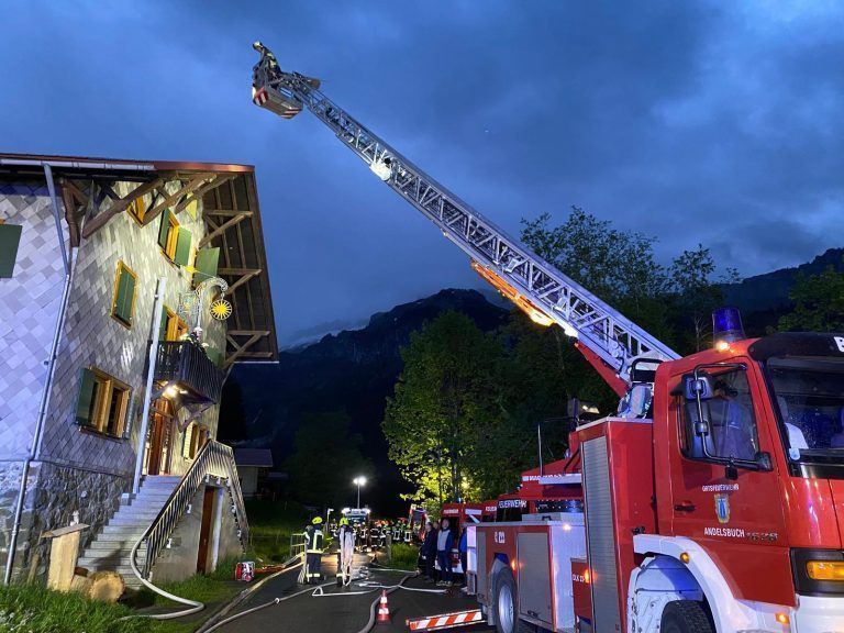 Mit der Drehleiter wurden bei der Übung Personen aus dem verrauchten Gebäude geborgen.