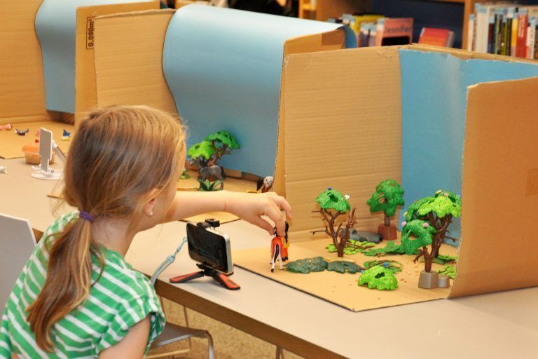 Stadtbibliothek wurde zum Forschungslabor: Im Stop-Motion Workshop verwandelten Kinder ihre eigenen Ideen in kleine Filme – und das mit Playmobil-Figuren als Stars.