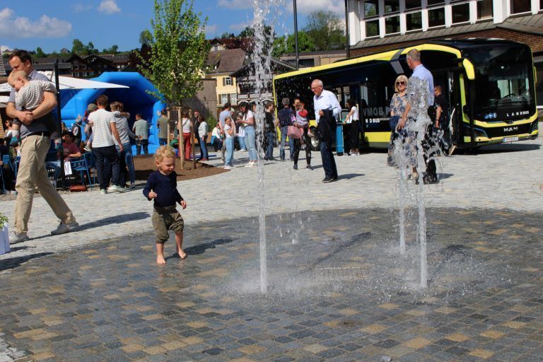 Posthus & Dorfplatz sind „angekommen“: Vom Wasserspiel in der Mitte des Platzes können die Kids gar nicht genug bekommen . . .