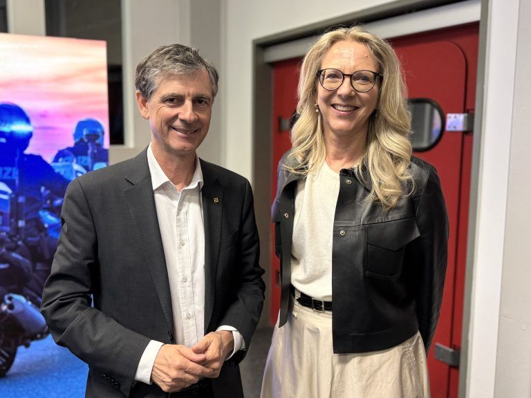 Zivilcourage im Fokus: Michael Alge (KSÖ) und Sonja Nachbaur (Bezirksgericht Feldkirch).