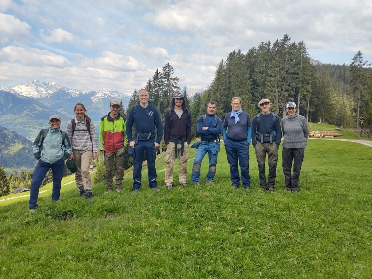 Wurzeln schlagen für die Zukunft: 31 Jahre Bergwaldprojekt im Montafon: Freiwillige des Projektes Bergwald arbeiten für Essen und Unterkunft jeweils eine Woche im Bergwald.