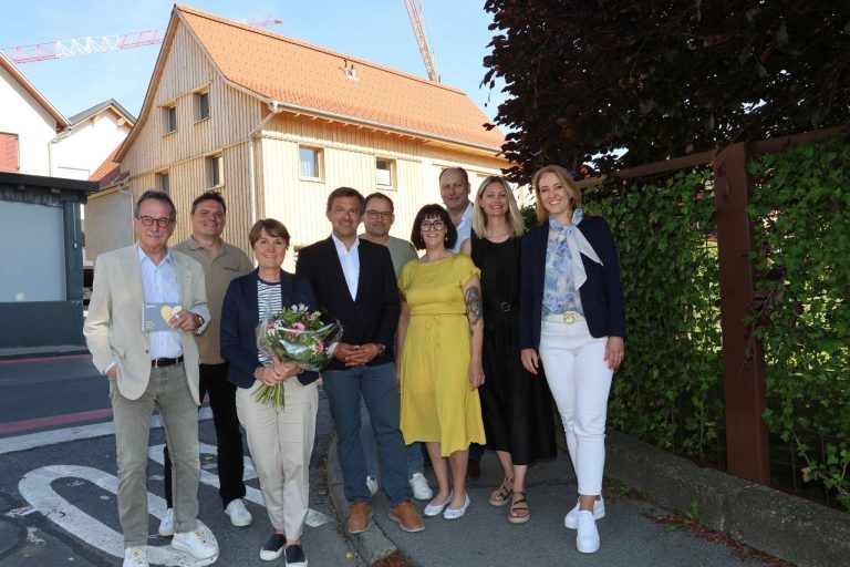 Hofsteigkarte auf Wachstumskurs: Gruppenfoto vor dem neuen Domizil der Hofsteigkarte.