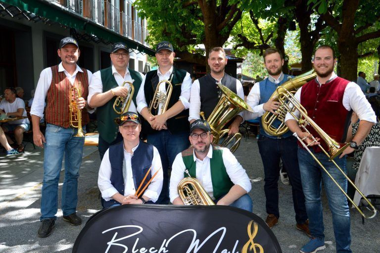 Festpremiere bei Kaiserwetter: "BlechMalAcht" - vorne von links: Andreas Wachter und Matthias Martin; hinten von links: Martin Weiß, Thomas Vötterl, Peter Kuhn, Christian Lapitz, Andreas Allmaier und Thomas Rüscher.