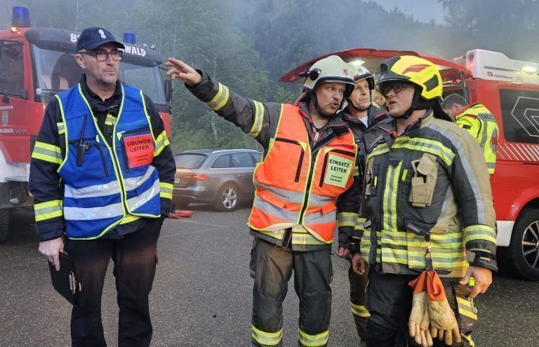 Für den Ernstfall bestens gerüstet: Einsatzleiter Michael Bechter bewies vor Hauptbeobachter Markus Nenning seine Kompetenz.