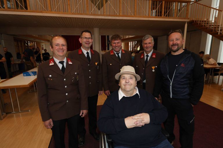 Neues Feuerwehrauto gesegnet und gefeiert: Florianijünger Werner Frick mit einigen Kameraden.
