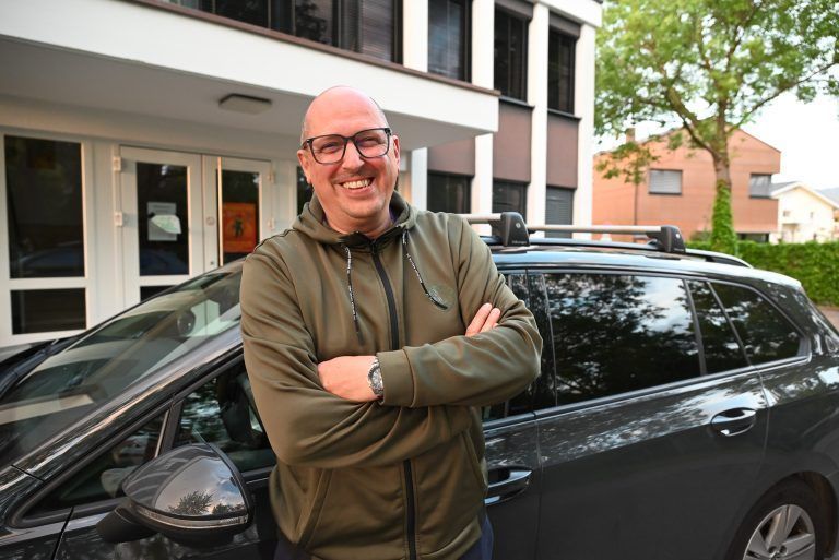 Jugendliche feiern erste HypeNight: Didi Eisenhofer brachte seine Tochter und ihre Freundinnen per Auto. Er findet die durch Jugendliche organisierte HypeNight eine coole Aktion.