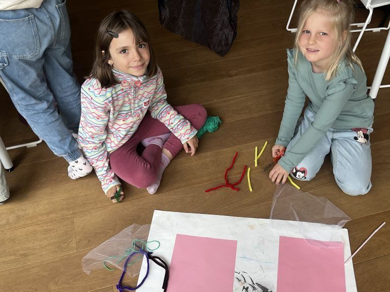 Expedition ins Eismeer: Ida und Lucy hatten viel Spaß beim Basteln ihrer Quallen.