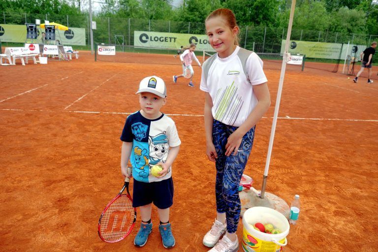 Modernes Flutlicht macht Freude: Mira half dem kleinen Theo, den Ball ins Ziel zu treffen.