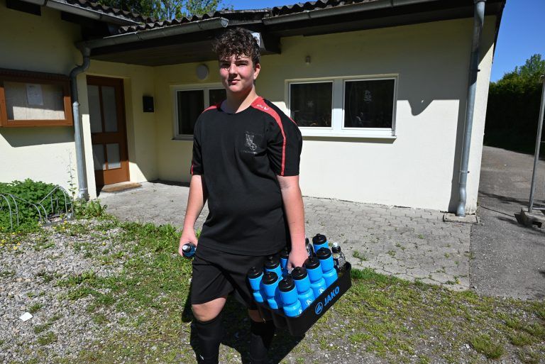 Dornbirn gewinnt Fußball-Polycup: Robin Fleisch vom Poly Feldkirch brachte seiner Mannschaft kühles Wasser.