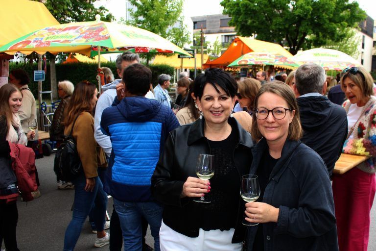 Weinseligkeit macht Lust auf mehr: Vizebürgermeisterin Sabine Kassegger fachsimpelte mit Katharina Rauch von der Abteilung Öffentlichkeitsarbeit über die Weinproben.