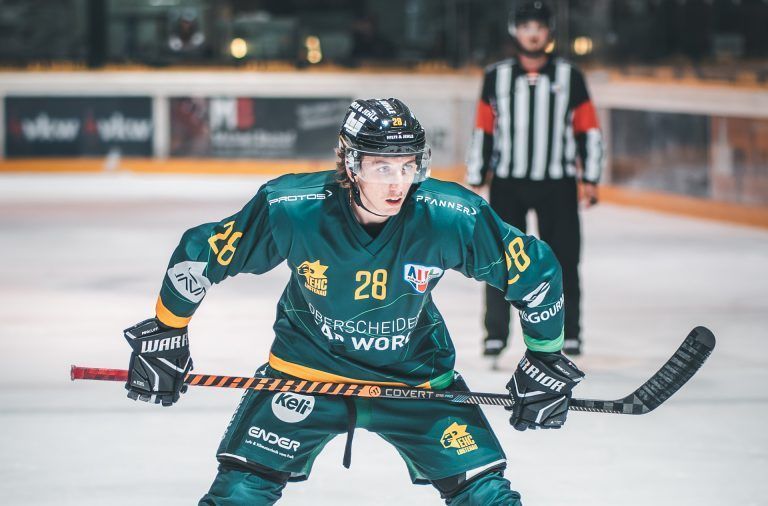 Pure Leidenschaft auf dem Eis: Lenz Moosbrugger überzeugte schon beim EHC mit seiner Disziplin, seinem Können und seinem eisernen Willen. (Stadlober)
