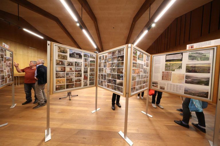 Neue Erkenntnisse zu historischem Dorfkern: Einge der Schautafeln in der Ausstellung.