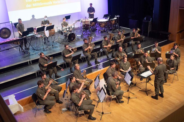 Blasorchesternachwuchs AmBach in Götzis : Die Militärmusik Vorarlberg unter der Leitung von Major Wolfram Öller
