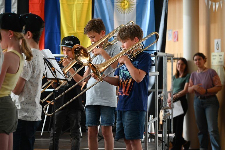 Blechbläser luden zum Blechauflauf-Konzert: Konzentriert spielten die Kinder für die zahlreich erschienenen Gäste.