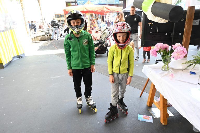 Ein Markt im Zeichen des Sports: Vitus und Linus kamen in ganzer Montur, um den Inlineskate-Parcours zu testen.