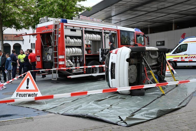 Beeindruckende Schauübung der Feuerwehr: Übungsannahme war ein PKW-Unfall mit zwei Verletzten.