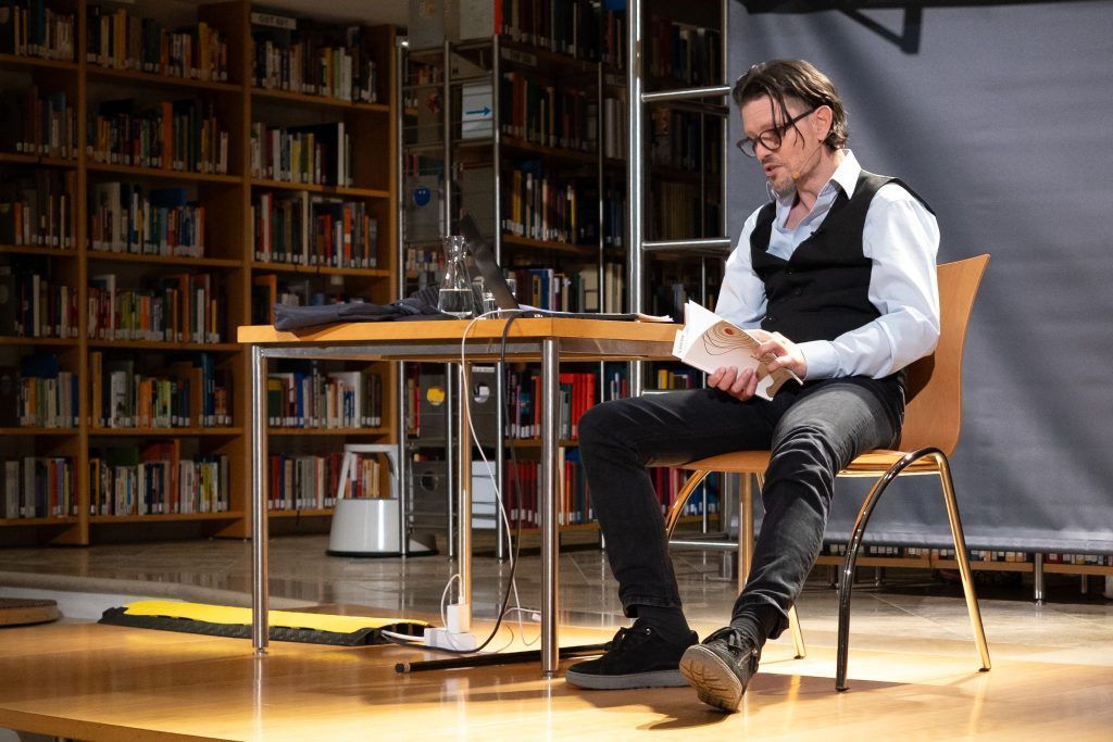 „Wir wissen die Helligkeit nur dann zu schätzen, wenn wir auch die Dunkelheit kennen“