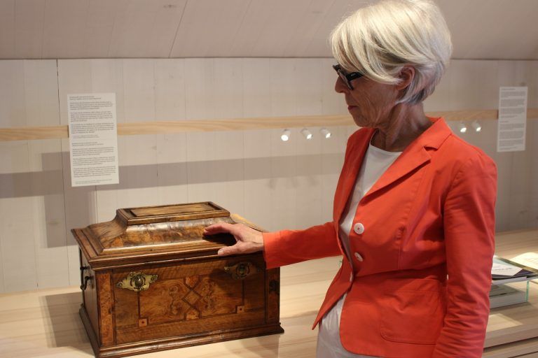 Von wegen Museen sind verstaubt . . .: Museumsleiterin Theresia Fröwis mit der Zunftlade der Bezauer Handwerker.