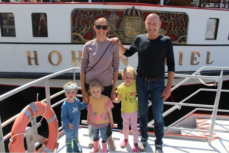 Ein Festival der Schiffs-Nostalgie: Der Tag der Historischen Schifffahrt wurde speziell von Familien genützt. Wann kann man schon mal vom Polizeiboot aus, das Wappen der königlichen Hohentwiel aus allernächster Nähe bestaunen.