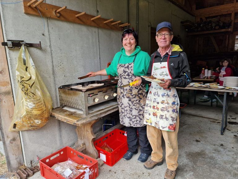 Eine Alpe wird sommerfrisch gemacht: 5 Nach getaner Arbeit schmeckt das gemeinsame Essen besonders gut. Auch Damen waren dabei herzlich willkommen und mit von der Partie 6 Helmut Fleisch mit Töchterchen Lisa-marie und Markus Lins 7 August Montibeller, Franz Scheibenstock und Fleisch Hubert leisteten gute Arbeit am Fuße der Geißspitze 8 Johannes Fleisch mit Familie 10 Helmut Peter überreichte einen Karton voll Holzspäne den fleißigen Helfern. 9 Nach erfolgreichem ehrenamtlichen eEinsatz schmeckt ein feines Essen 11 Unterhalb der Geißspitze liegt die Untere Spora Alpe 12 Die Drei Türme thronen majestätisch über der Alpe 13 Untere Spora Alpe 14 Die Sulzfluh zeigte sich bei gutem Wetter ohne Wolken 15 Sulzffuh Massiv gehört zum Rätikon Fotos: est (Bildergalerie)