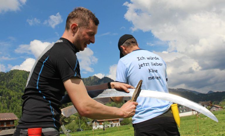 Jakob Winder eilte zum Heuen, Andreas Schwarz und Manuel Metzler wären lieber zum Melken gegangen, wetzten aber dann doch noch einmal ihre Sensen, um gemeinsam mit Kai Brunner die beiden Staffelbewerbe zu gewinnen.