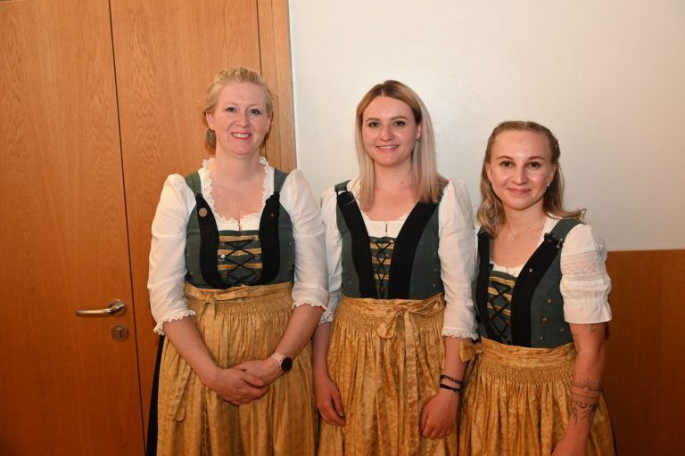 Musikalische Muttertagswünsche: Cornelia Hartner, Nadine Fleisch und Leonie Vierhauser - Marketenderinnen der Harmoniemusik Stallehr-Bings-Radin.